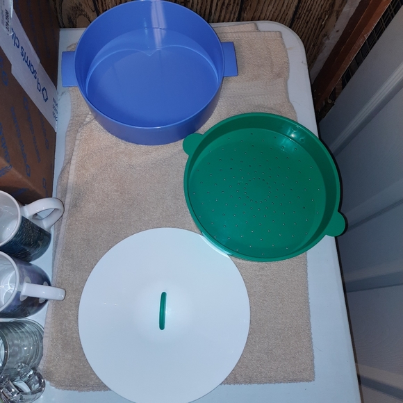 Tupperware  3 pc microwave  steamer - Picture 2 of 2
